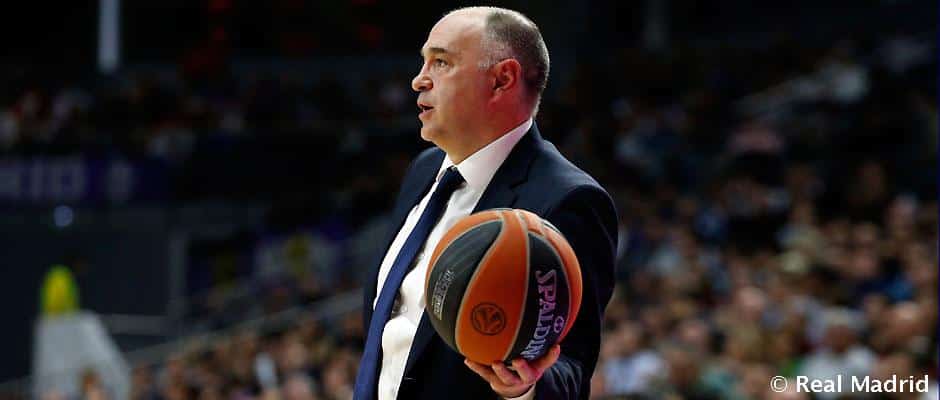 Pablo Laso sujeta un balón de la Turkish Airlines Euroleagu en un partido como entrenador del Real Madrid. Foto: Real Madrid.