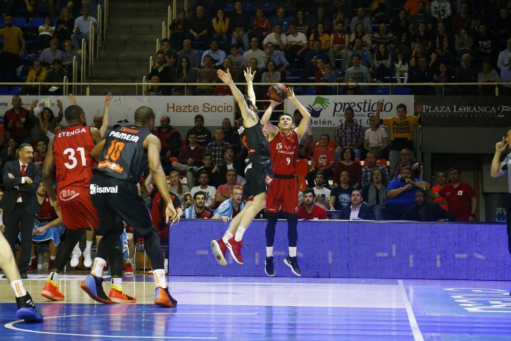 Paco Cruz lanza a canasta ante Joan Sastre en un Montakit Fuenlabrada - Valencia Basket. Foto: ACB.
