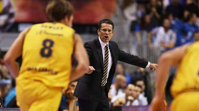 Pedro Martínez dirige un partido como entrenador del Herbalife Gran Canaria. Foto: ACB.