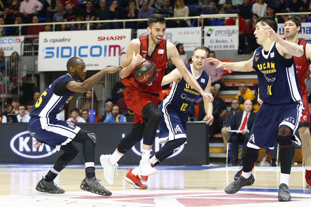 Marc García recibe una falta de Milton Doyle en un Montakit Fuenlabrada - UCAM Murcia. Foto: ACB.