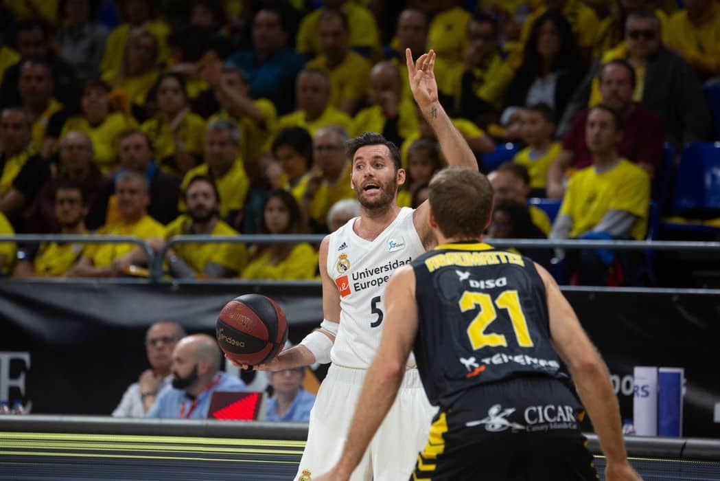 Rudy Fernández manda una jugada ante Tim Abromaitis en un Iberostar Tenerife - Real Madrid. Foto: ACB.