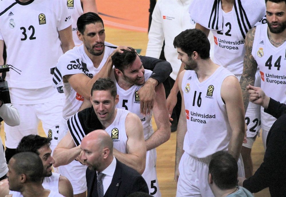 La plantilla del Real Madrid felicita a Rudy Fernández por una canasta. Foto: Turkish Airlines Euroleague.