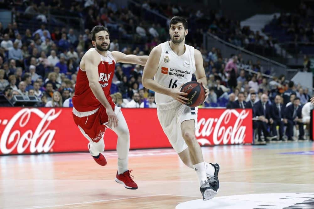Santi Yusta entra a canasta ante Álvaro Muñoz en un Real Madrid - Manresa. Foto: ACB.