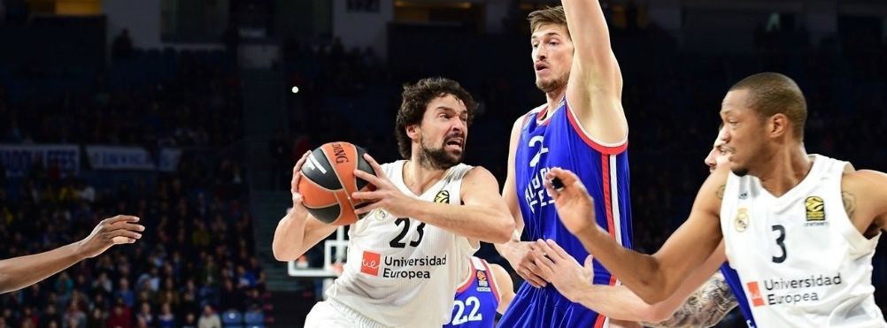 Sergio Llull entra a canasta ante Tibor Pleiss en un Anadolu Efes Istanbul - Real Madrid. Foto: Turkish Airlines Euroleague.