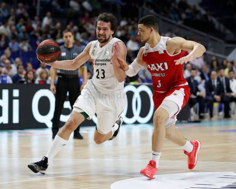Sergio Llull entra a canasta ante Gabriel Lundberg en un Real Madrid - Manresa. Foto: Real Madrid.