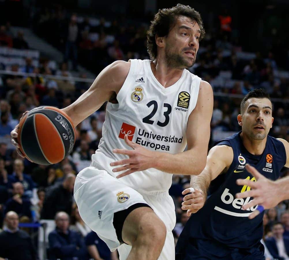 Sergio Llull entra a canasta ante Kostas Sloukas en un Real Madrid - Fenerbahçe. Foto: Real Madrid.