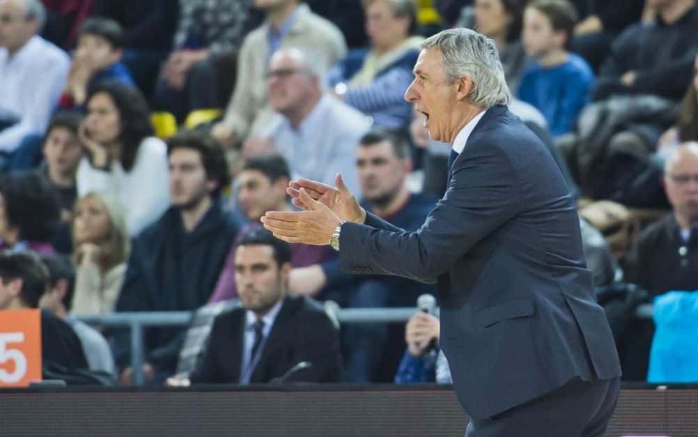 Svetislav Pesic da instrucciones a su equipo como entrenador del Barça Lassa. Foto: FC Barcelona Lassa.