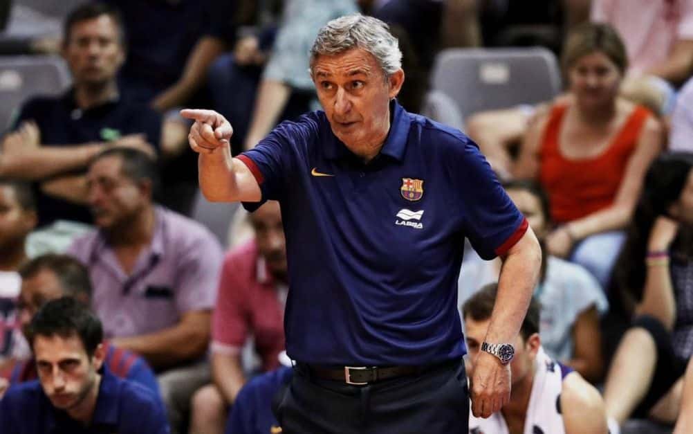 Svetislav Pesic da una idicación a uno de sus jugadores como entrenador del FC Barcelona Lassa en un partido. Foto: FC Barcelona Lassa.