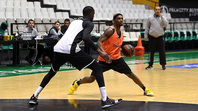 Thaddus McFadden inicia un regate en un entrenamiento como jugador de Divina Seguros Joventut. Foto: Divina Seguros Joventut.