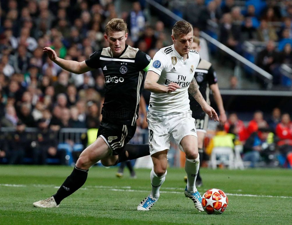 Toni Kroos se prepara para tirar a puerta ante Matthijs de Ligt en un Real Madrid - Ajax. Foto: Real Madrid Club de Fútbol.