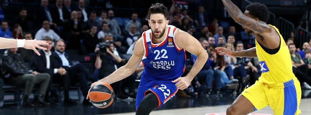 Vasilije Micic entra a canasta en un Anadolu Efes - Maccabi tel Aviv. Foto: Turkish Airlines Euroleague.