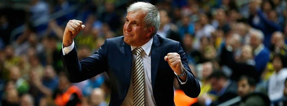 Zeljko Obradovic celebra una canasta en un partido como entrenador de Fenerbahçe. Foto: Turkish Airlines Euroleague.