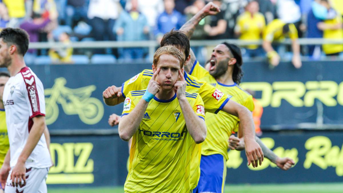 Álex Fernández celebra el gol que da la victoria al Cádiz. Fuente: as.com