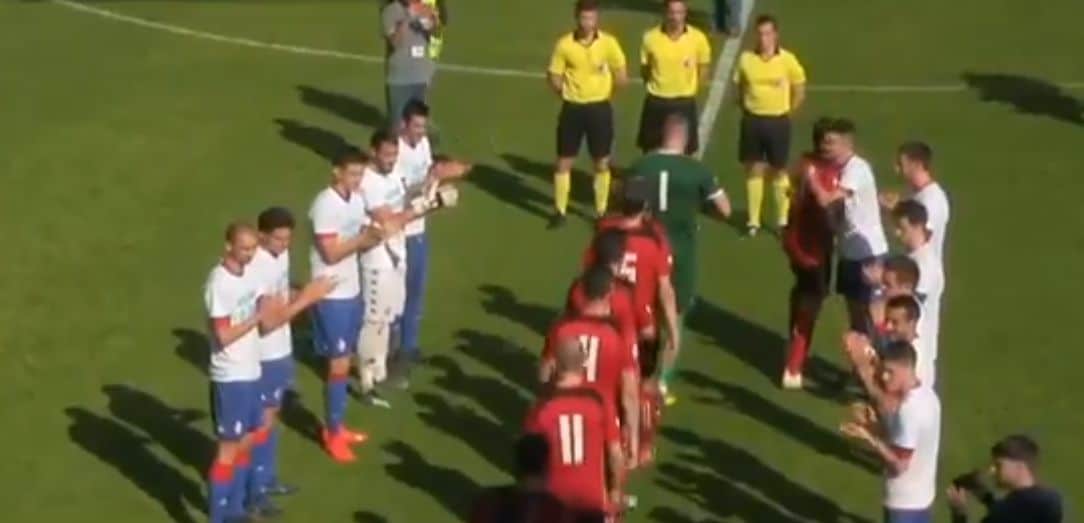 Los jugadores del Amorebieta le hicieron el pasillo al CD Mirandés por su reciente consecución de la Copa RFEF
