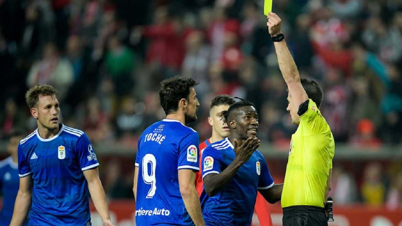 Isidro Díaz de Mera amonesta a un jugador del Real Oviedo en el último derbi (Foto: La Voz de Asturias)