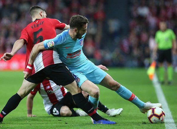 Saúl Ñiguez intenta controlar un balón ante Yeray en San Mamés
