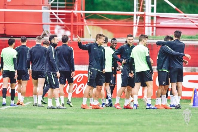 Instantánea del entrenamiento de este miércoles en Mareo (Foto: Real Sporting)