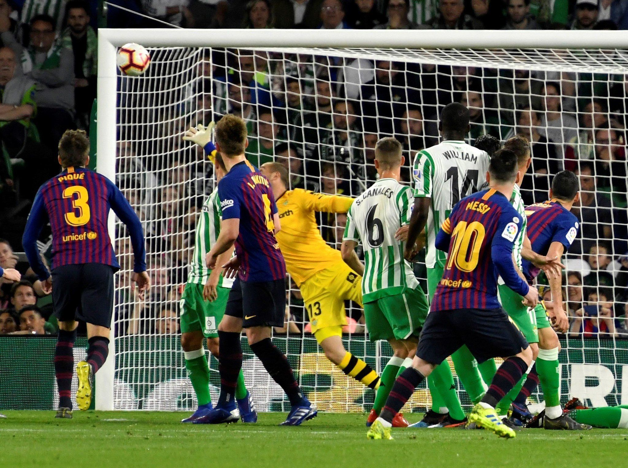 Instantánea de uno de los goles de Messi en el Benito Villamarín