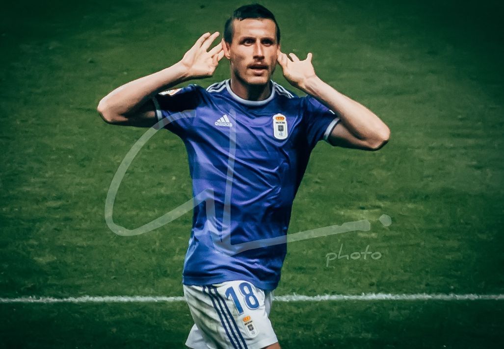 Bolaño encarándose, manos en las orejas, a la afición del Sporting durante el derbi (Foto: Guille Gómez - @GuilleGL73)