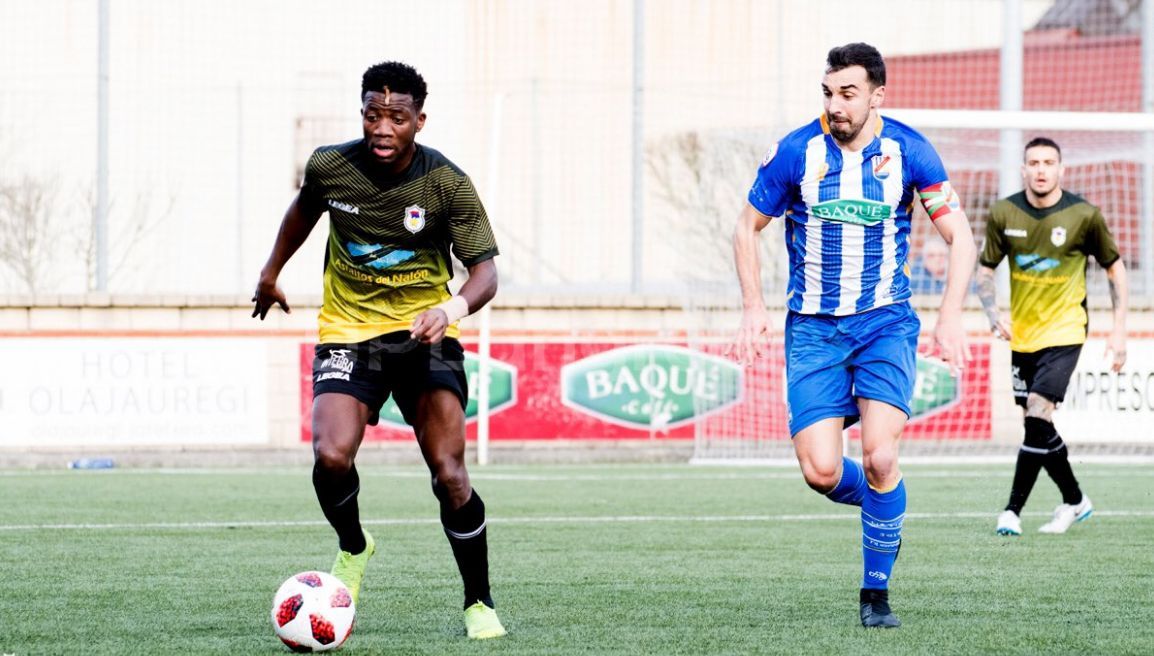 Samba conduce el balón ante Ekaitz Molina en el partido de Tabira (Foto: UP Langreo)