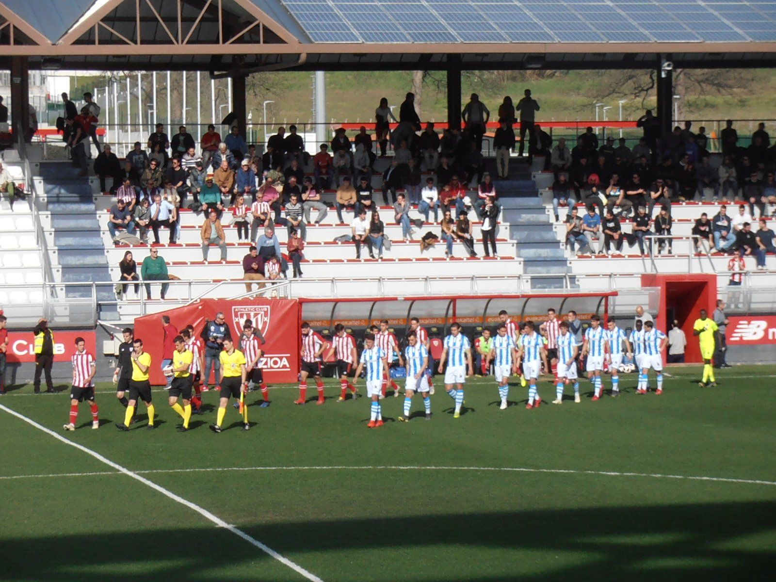 Los equipos saltan al campo antes del encuentro (Foto: Athletic Club)