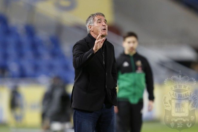 Paco Herrera dirigiendo un encuentro de Las Palmas esta campaña