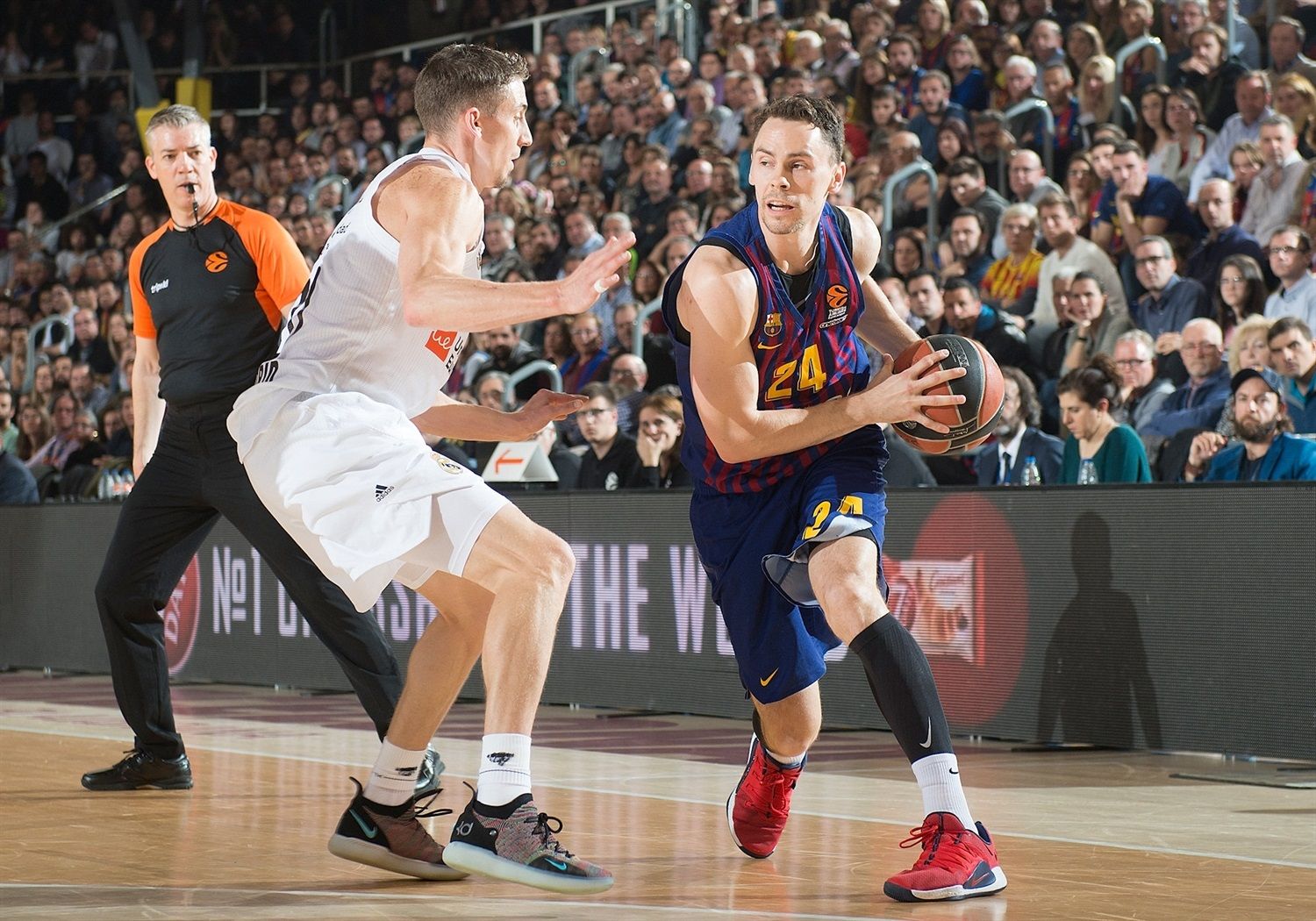 Kyle Kuric defendido por Jaycee Carroll.
Vía Euroleague.net