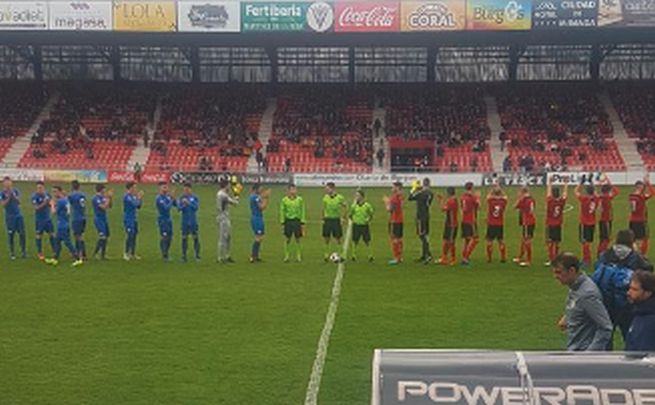 Los dos equipos saludan en Anduva antes del inicio del choque (Foto: Óscar Díez)