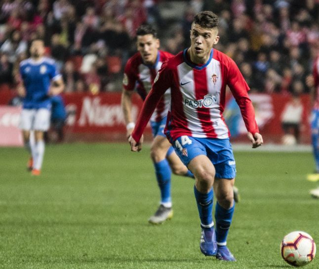 Nacho Méndez conduce el balón en el derbi asturiano
