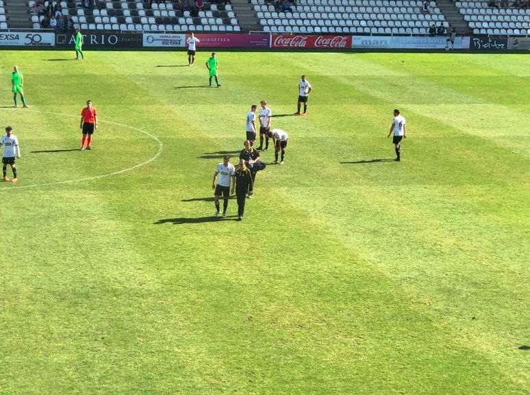 Orbegozo bandona el terreno de juego lesionado en el Real Unión - Mirandés (Foto: Roberto Ramajo)