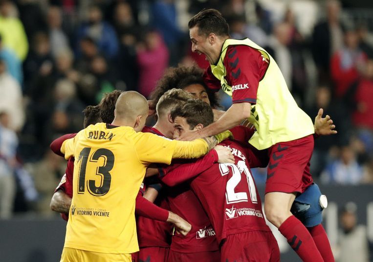 Jugadores de Osasuna celebran el triunfo en La Rosaleda