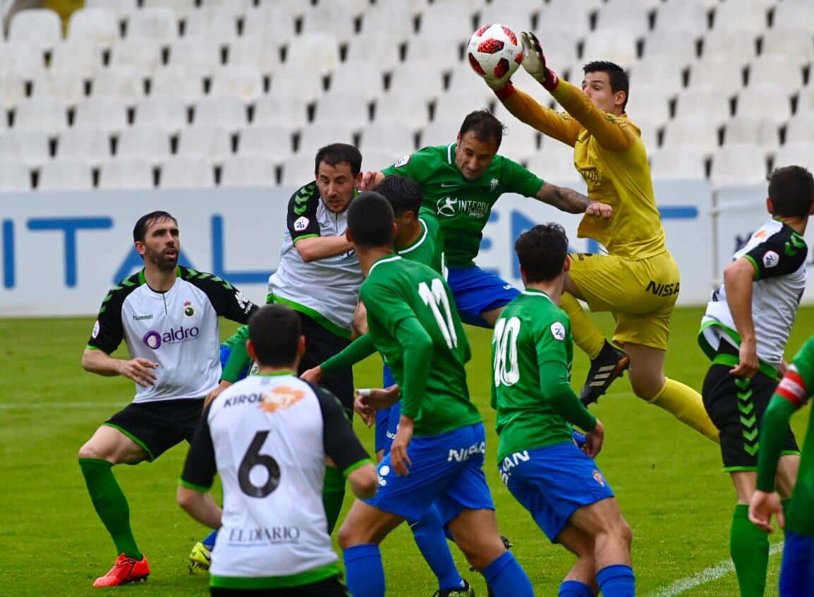 Javi Benítez (Sporting 'B') ataja un balón colgado al área del filial rojiblanco durante el encuentro (Foto: Real Racing Club)