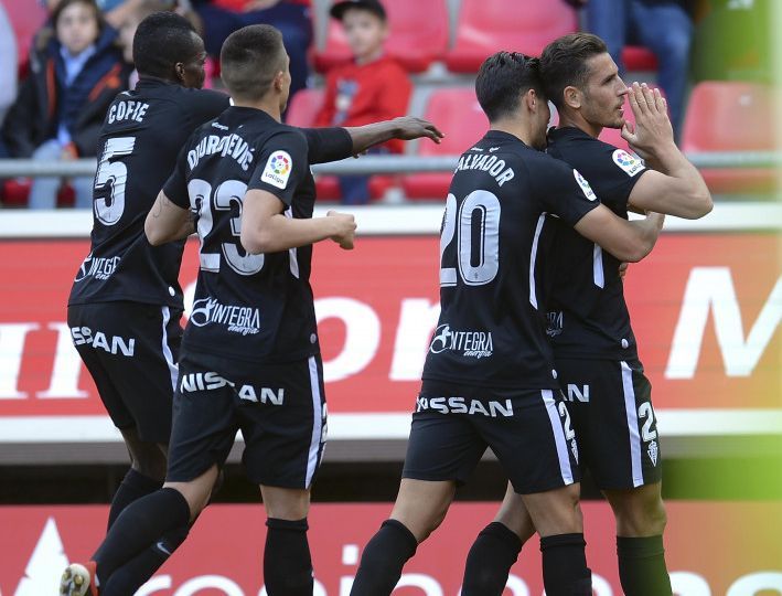 Jugadores del Sporting celebran el 1-2 en Los Pajaritos