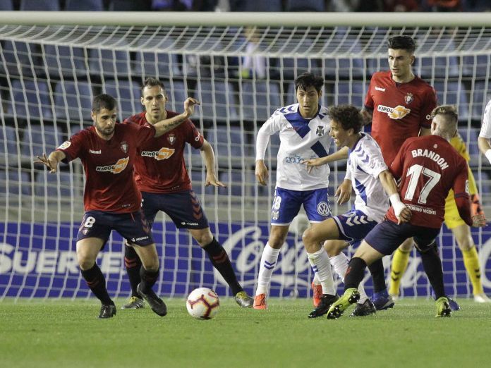 Osasuna lanza un contragolpe tras una accion fallida del Tenerife