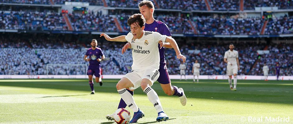 Álvaro Odriozola protege un balón en un Real Madrid - Celta