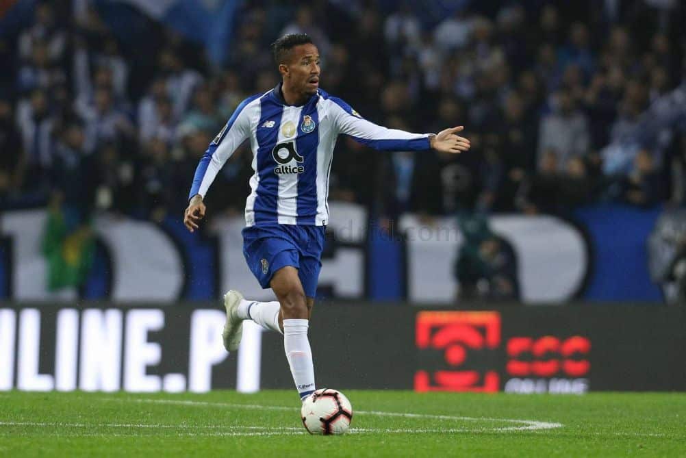 Éder Militao conduce el balón como jugador del Fútbol Club Porto. Foto: Real Madrid Club de Fútbol.