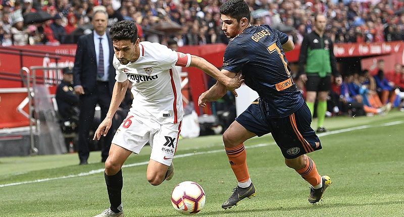 Jesús Navas supera a Guedes | Imagen: Sevilla FC