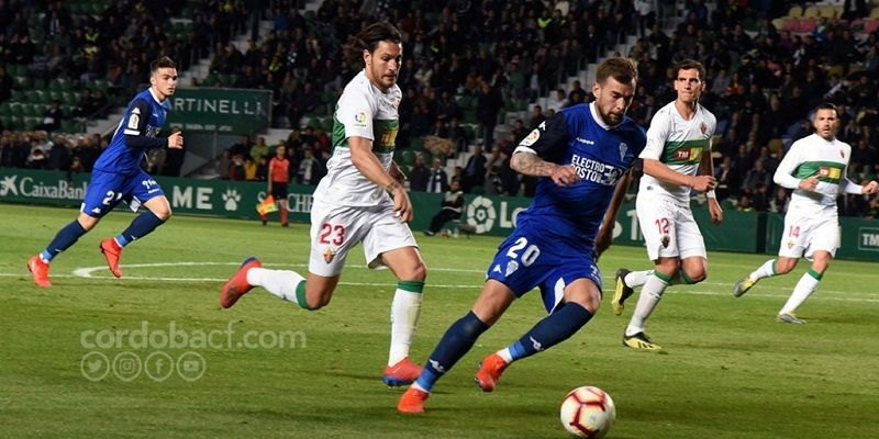 Carrillo conduce el balón frente al Elche | Imagen: Córdoba CF