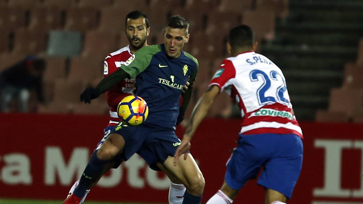 Lance del Granada-Sporting de la temporada 2017/2018 en el Nuevo Los Cármenes (Foto: AS.com)
