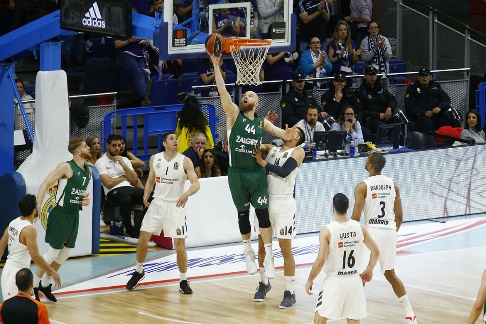 Antanas Kavaliauskas hace una bandeja ante Gustavo Ayón en un Real Madrid - Zalgiris Kaunas. Foto: Zalgiris Kaunas.
