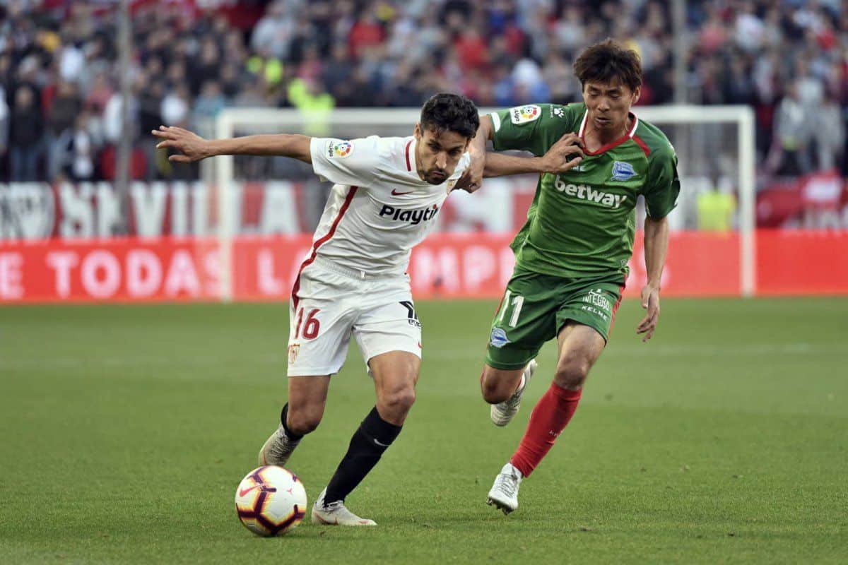 Jesús Navas lucha con Inui | Imagen: Sevilla FC