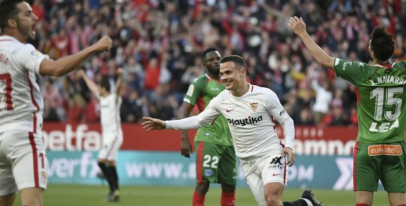 Roque Mesa celebra un tanto en un partido con el Sevilla