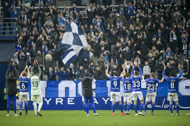 Jugadores del Real Oviedo aplauden a su afición al término de un encuentro