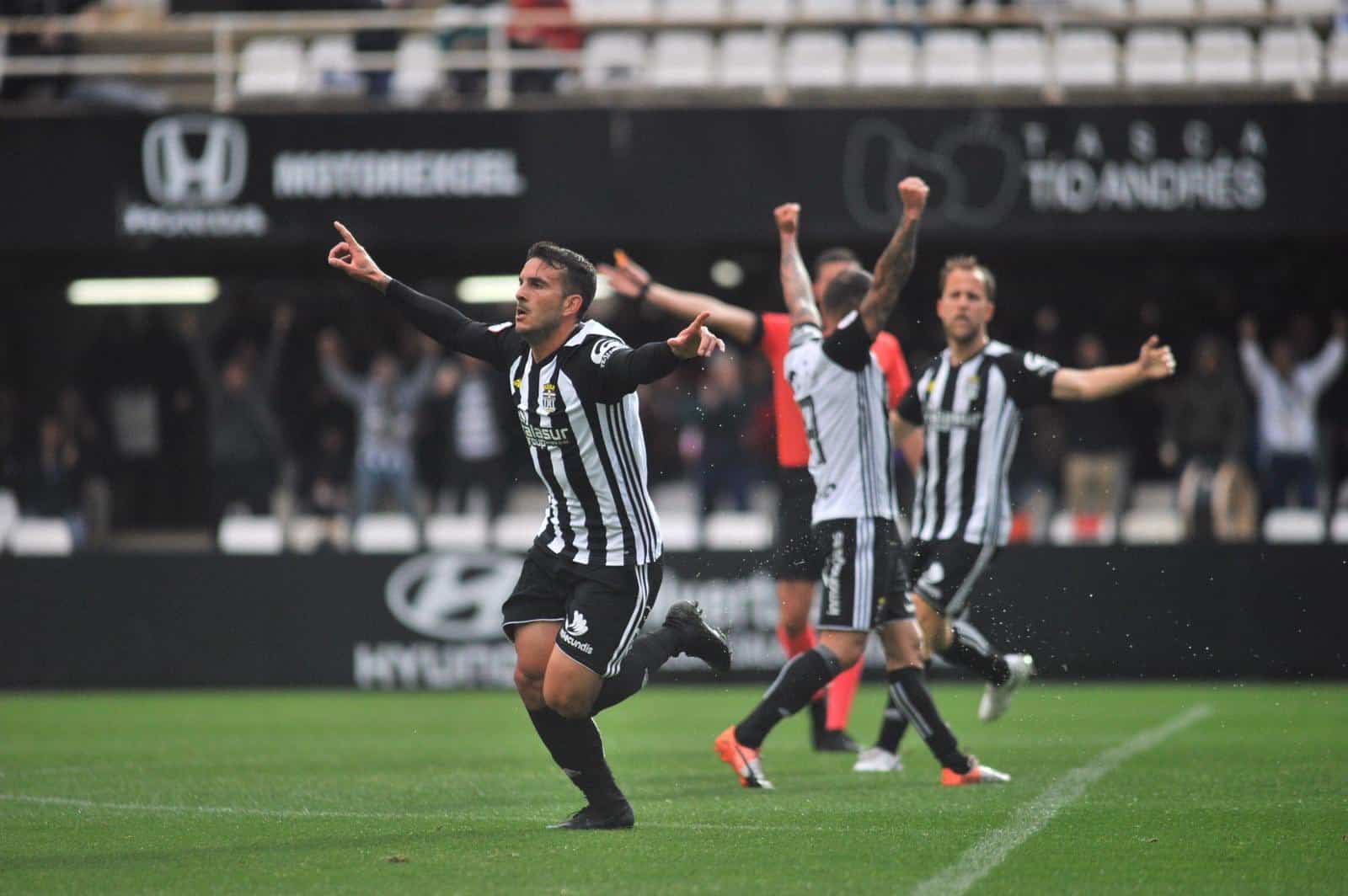 Elady Zorrilla celebra uno de los tres goles de hoy en Cartagonova