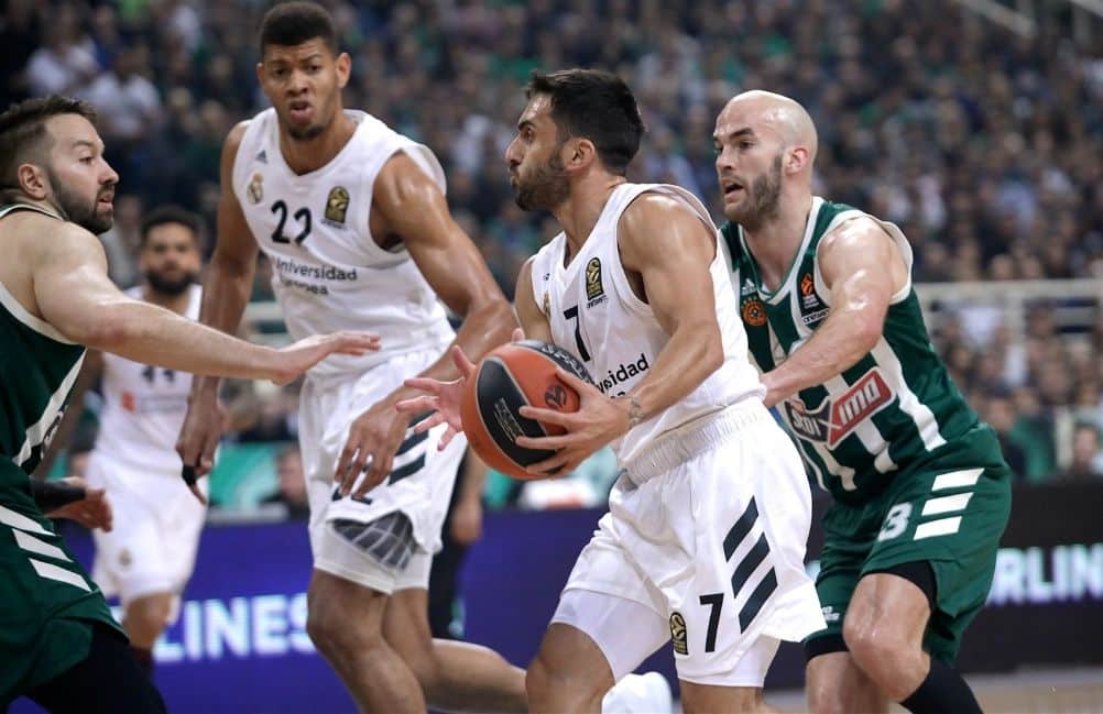 Facundo Campazzo bota el balón ante Ian Vougioukas y Nick Calathes en un Panathinaikos OPAP Athens - Real Madrid. Foto: Turkish Airlines Euroleague.