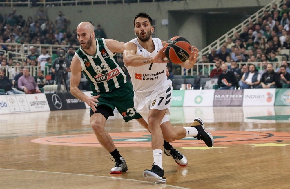 Facundo Campazzo da un pase ante Nick Calathes en un Panathinaikos OPAP Athens - Real Madrid. Foto: Turkish Airlines Euroleague.