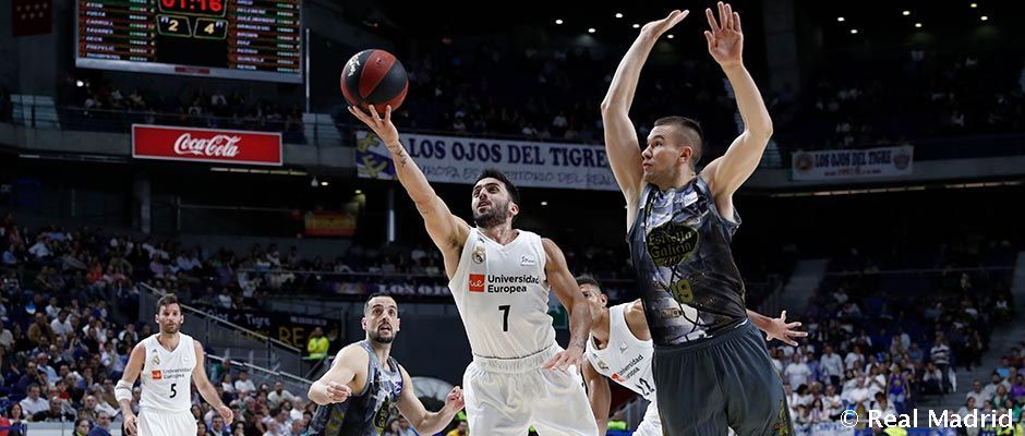 Facundo Campazzo deja una bandeja ante Emir Sulejmanovic en un Real Madrid - Cafés Candelas Breogán. Foto: Real Madrid.