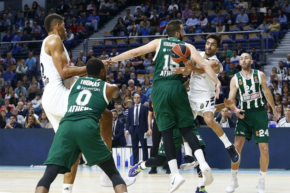 Facundo Campazzo da un pase a Walter Tavares ante Ian Vougioukas y Deshaun Thomas en un Real Madrid - Panathinaikos OPAP Athens. Foto: Turkish Airlines Euroleague.