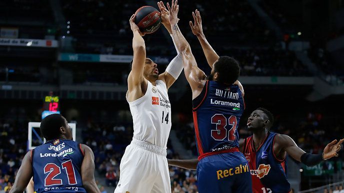 Gustavo Ayón lanza a canasta ante Darrun Hilliard en un Real Madrid - KIROLBET Baskonia. Foto: ACB.
