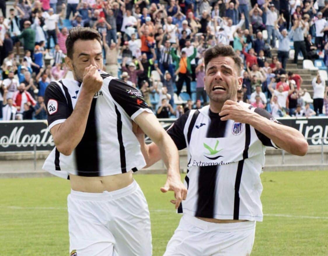 Los capitanes pacenses, Guzmán y José Ángel, celebrando el triunfo del Badajoz